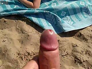 Kan inte sluta runka min stora kuk nära denna nakna strand-MILF med enorma bröst och sprutar massivt!