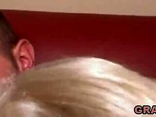 Babička kričí od bolesti, keď berie ten mladý tvrdý vták hlboko