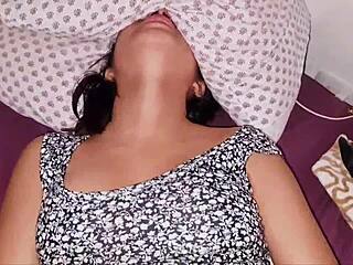 아르헨티나 섹시 여대생이 깊은 삽입을 간절히 원해