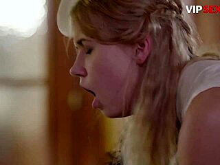 ¡Ey, mira a Violette Pink recibiendo su coño checo follado duro por su novio! 😍