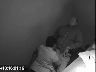 Prietena BBW suge pula în genunchi, filmată pe ascuns