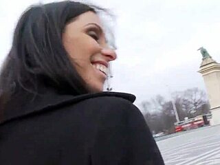 Не мога да спра да чукам тази гореща унгарка в домашния ми клип.