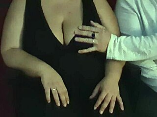 Опипана в киното, накрая хваща чужд член