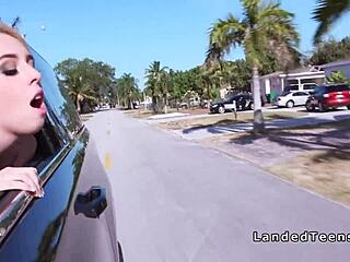 젊은이 낯선 자지 공공 차 안에서 숨긴 카메라로 쑤셔