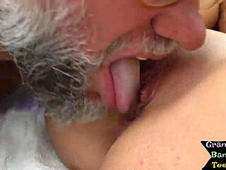 Blond ung skönhet rider farfar i intensiv oralsex