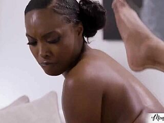 Madrasta ebony lambe enteada com tribbing intenso em ação lésbica quente