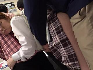 Jeg fik hendes tøj af og fik sød asiat til at komme hårdt!