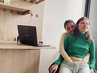 Mijn baas leert me glijmiddeltrucjes en vingert me wild!