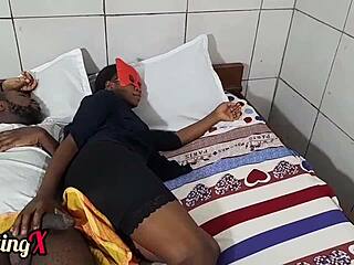 젊은 여자가 엄마 침대에서 이웃에게 세게 박히다