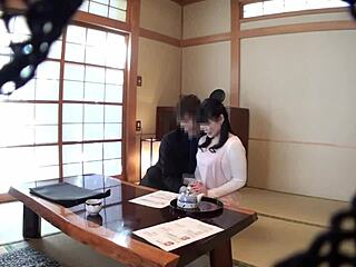 訪問販売員が若妻を寝取る激しいカッコールド