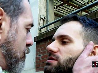 Ο Wolf Πειράζει τον Francesco με τη Γλώσσα του