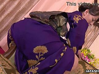 Wow, Ryouko Murakami masturbates with a bottle in kimono uncensored!