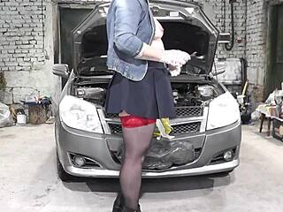 Seksi milf Frina se svlači gola na servisu za aute!