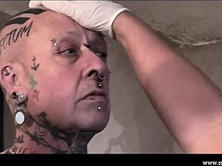 โดมิเนตริกซ์นายหญิงเอพริลครอบครองคุกสอบสวนกรอสเซนไฮน์