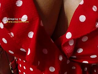 tujec tipa njene joške v podzemni železnici, hočeš primiti moj kurc tudi?