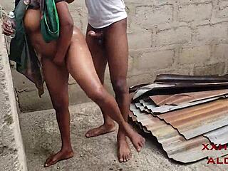 MILF met grote natuurlijke tieten wordt hard geneukt buiten. Publieke seks zo geil!