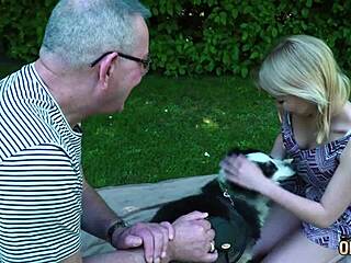 Ez a karcsú szőke 18+ mélyen veszi az öregember faszát a nedves punciba, aztán mélyen szopja le és lenyeli