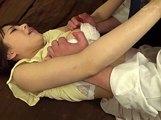 Manželke šéf na práci dráždi prsia