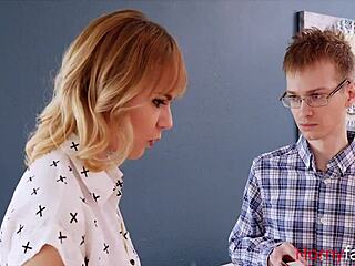 Studio bibbia diventa scopata dura con cugina acquisita vergine