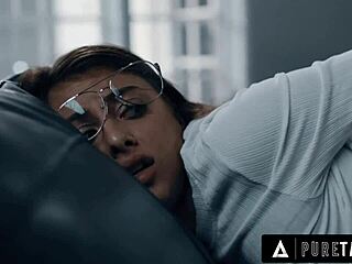 Хеј, црквена девојка први пут проба анал са језивим свештеником