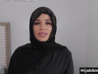 فتاة عربية في حجاب تنيك صديق أمريكي خلال رمضان