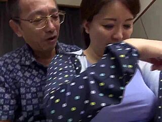 매혹적인 일본 밀프, 황량한 농장 길에서 남자 유혹