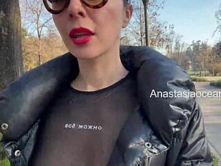 Tahle krasavice ukazuje velký kozy při procházce v parku