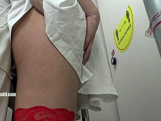 Starý cizinec tře péro o asijskou švagrovou v metru