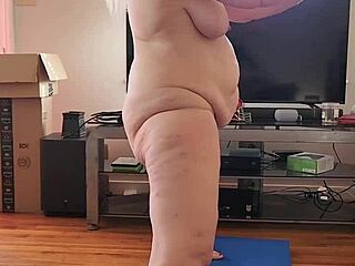 Сексуальная бабуля Momma Vee раздевается для голой йоги