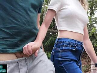 เดินในสวนสาธารณะ เธอแอบชักว่าวให้กลางวันแสกๆ