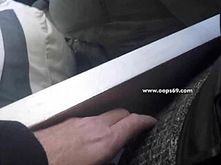 Vzrušená milfka nevěsta mačká můj čurák v metru