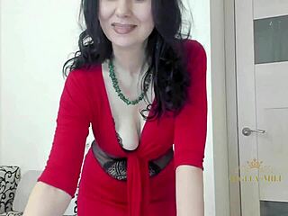 Zarte dunkelhaarige Milf tanzt langsam in sexy Outfit, um zu verführen