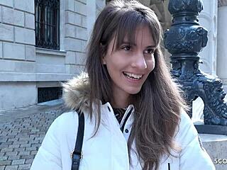 Mager langbenig meisje Lili Charmelle in ruige casting neukpartij buiten