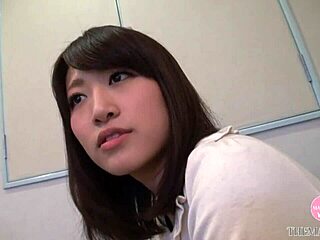 stönar av lycka när kuken långsamt fyller hennes tighta hål