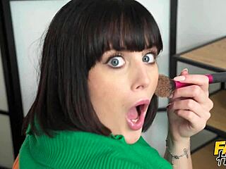 Nemůžu tomu uvěřit! Ten žert v hostelu vedl k análnímu creampie a stříkajícímu orgasmu s krátkovlasou děvkou