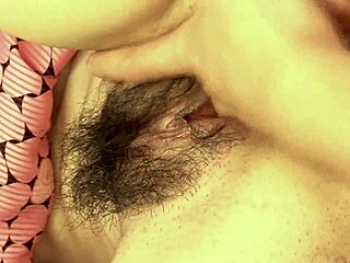 Japonska lepotica sesa trd kurac in dobiva jebo na kavču