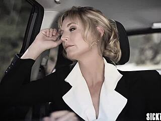 Horká perverzní blond nevlastní máma se přidá k žhavé trojce