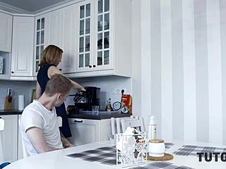 bohatý kluk žertuje s učitelkou smetanou a péro