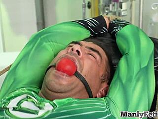 مثلي الجنس مربوط في بي دي إس إم يُنيك من الخلف بقوة من قبل الطبيب في الجوارب