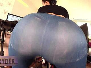 Get pumped for this Latina twerking in tight jeans