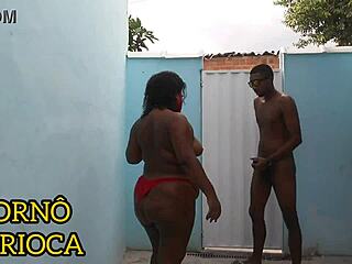 Amigos de trabalho fazem orgia no quintal, gravando magrinho pirocudo com gordinha rabuda cheia de porra nos peitos