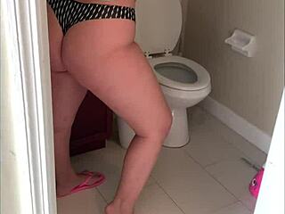 Złapałem Latynoską Nastolatkę 18+ w Łazience, Potem Ogromny Wytrysk w Kuchni z Wolno-motion na Twarz