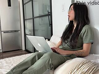 סטודנטית רפואית קוריאנית חמודה נדפקת חזק על ידי רופא מתמחה בבית חולים