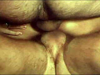 Μεγαλόστηθες γκόμενες ξεσαλώνουν σε τραπέζι μπιλιάρδου σε vintage HD πορνό