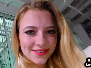 Подросток 18+ с маленькими 18+ сиськами дает POV дрочку на смазанном хуе, говоря грязно