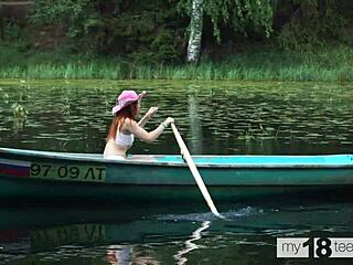 My18Teens - söt tjej hittar dildon vid fiske och runkar sig i båten