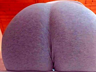 今日はお前のイタリアンヘルパー、友達とチャット中にお前を遊びで濡らす