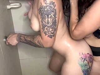 Ducha lésbica sugerente se convierte en acción caliente en el baño