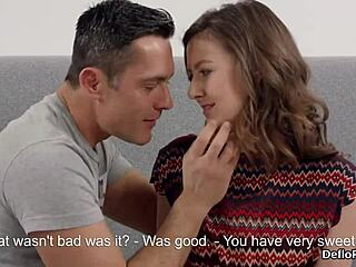 ¡Guau, esta gatita besable pierde su virginidad abriendo su coño rosa! 😍