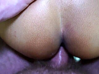 Aziatische stewardess neukt die pik hard 😈